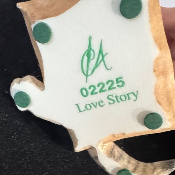 Country Artists Love Story" figurine, a realistic kitten with a feather - Picture 9 of 11